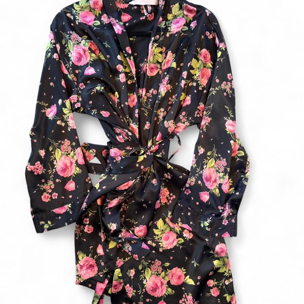 Victoria’s Secret Black Rose Print Robe One Size